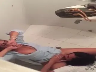 Kuni lesbian muda yang cantik membuat pacar di toilet